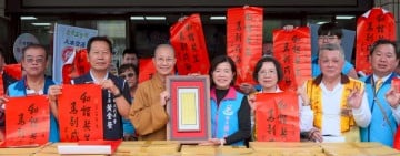 游淑貞感謝月光寺善念守護吉安 二千份臘八粥暖胃送進社區巷鄰